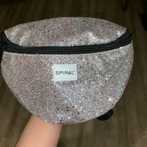 iHeartRaves Accessories - GOLD GLITTER FANNY PACK! ✨